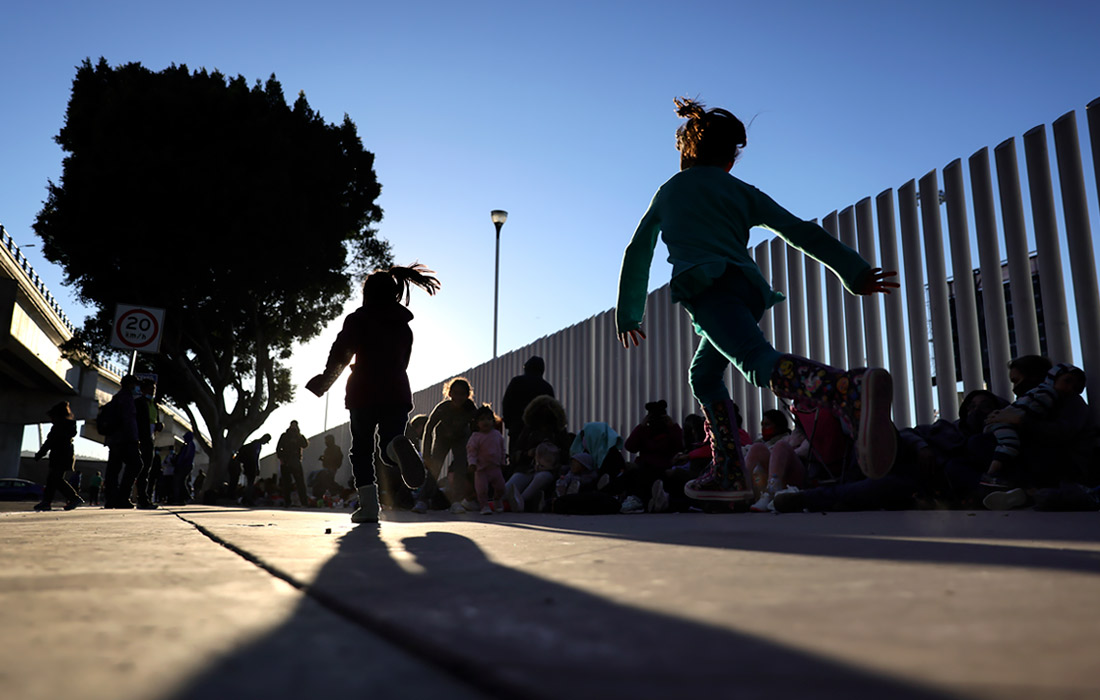 Мигранты собираются у пограничного перехода в Тихуане на северо-западе Мексики. С 19 февраля администрация президента США Джо Байдена начала обработку заявок на предоставление убежища.