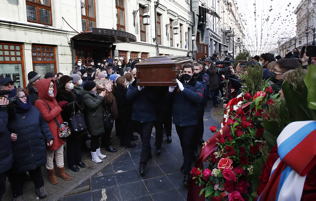 Вынос гроба после церемонии прощания у здания МХТ имени А.П.Чехова