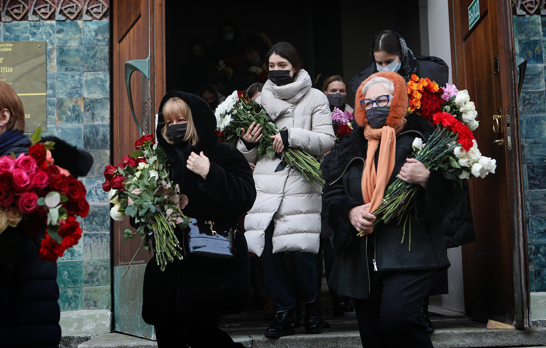 На выходе из МХТ имени А.П.Чехова после церемонии прощания