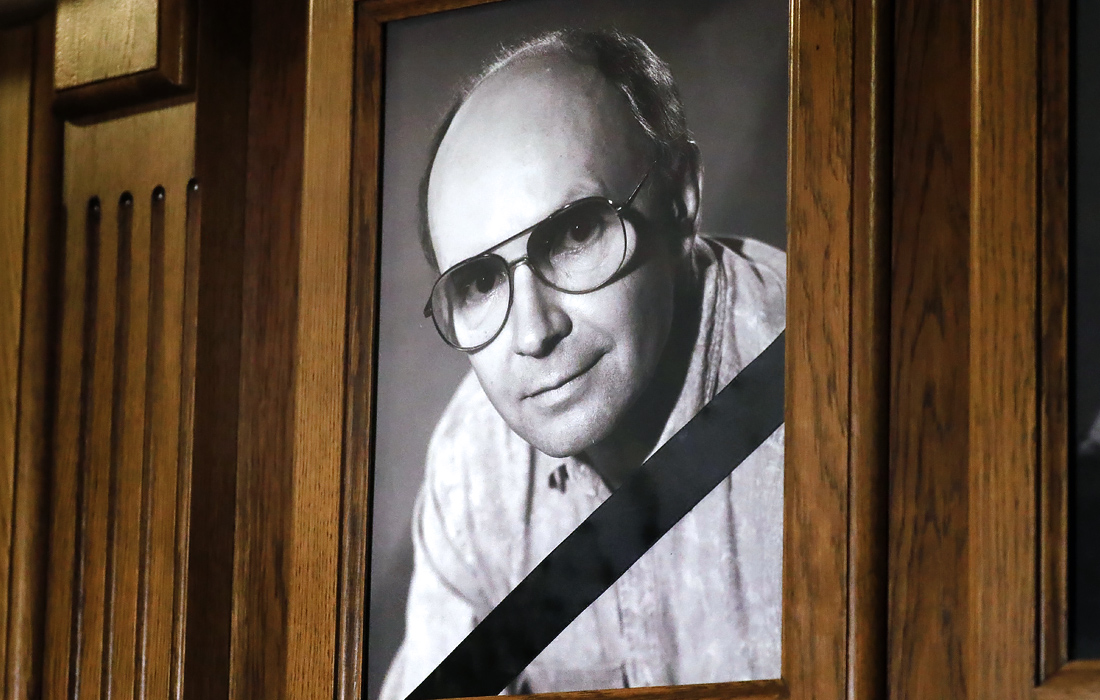 Фотография актера Андрея Мягкова в здании МХТ имени А.П.Чехова во время церемонии прощания с актером