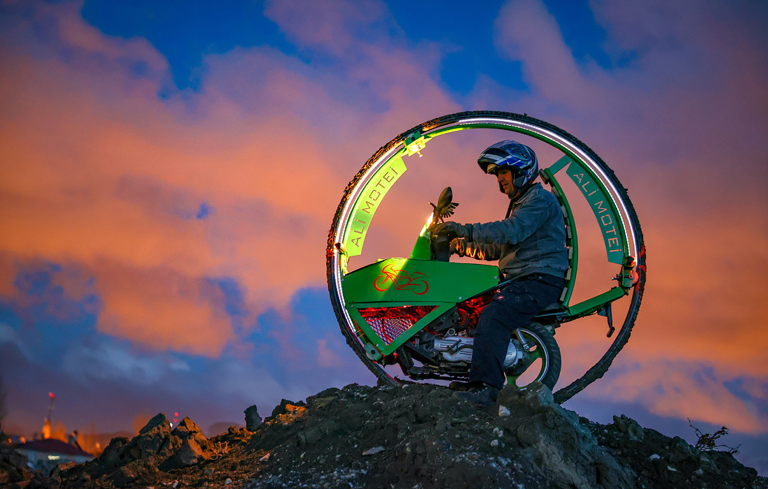 Иранец Али Мотей, живущий в Турции, сделал одноколесный мотоцикл. Он обмотал круг из трубы резиной и соединил его с двигателем.