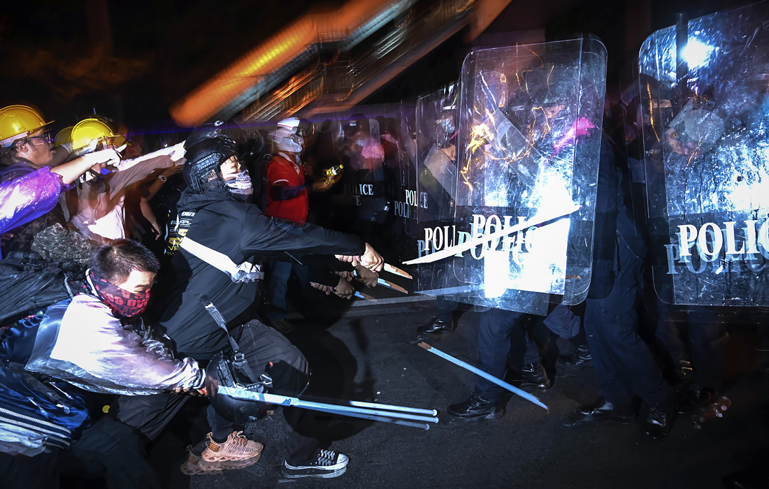 Протестующие атакуют полицию во время марша к дому премьер-министра Тайланда, обвиняемого оппозицией в коррупции