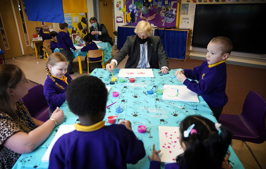 Премьер-министр Великобритании Борис Джонсон посетил школу в Сток-он-Трент в преддверии открытия. Начальные и средние школы по всей Англии полностью откроются с 8 марта.