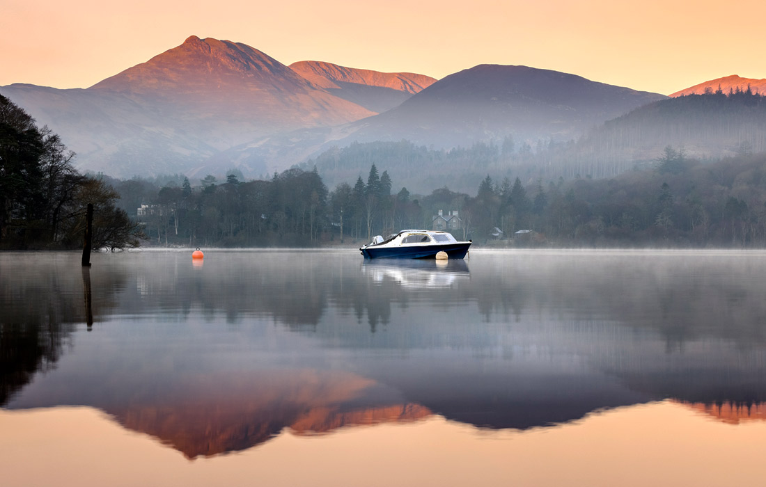 Озеро Деруэнт-Уотер в графстве Камбрия на северо-западе Англии