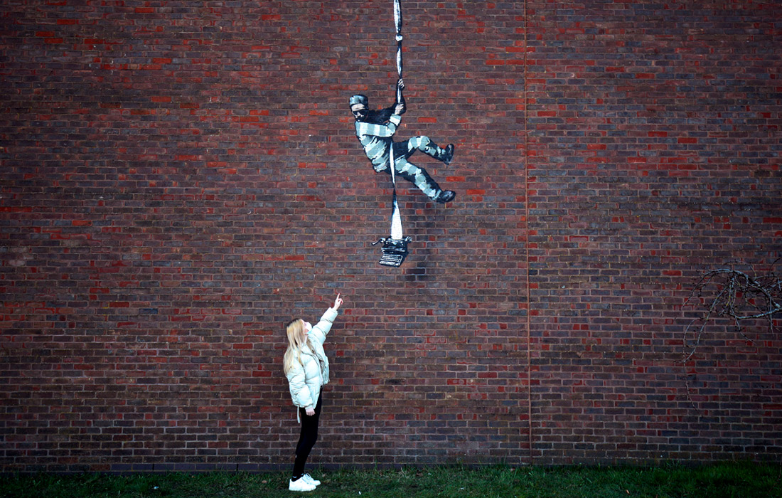 На стене бывшей тюрьмы в британском Рединге появилось граффити. Предполагается, что это может быть новая работа уличного художника Бэнкси.