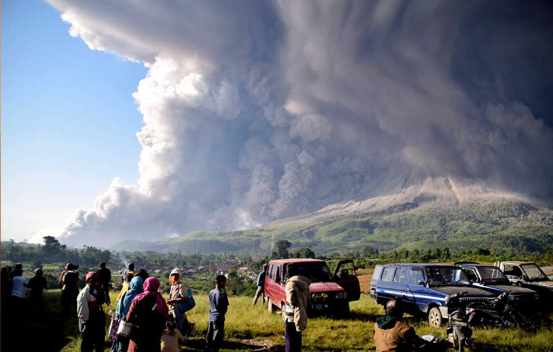 Вулкан Синабунг в Индонезии выбросил столб пепла на высоту около 5 км