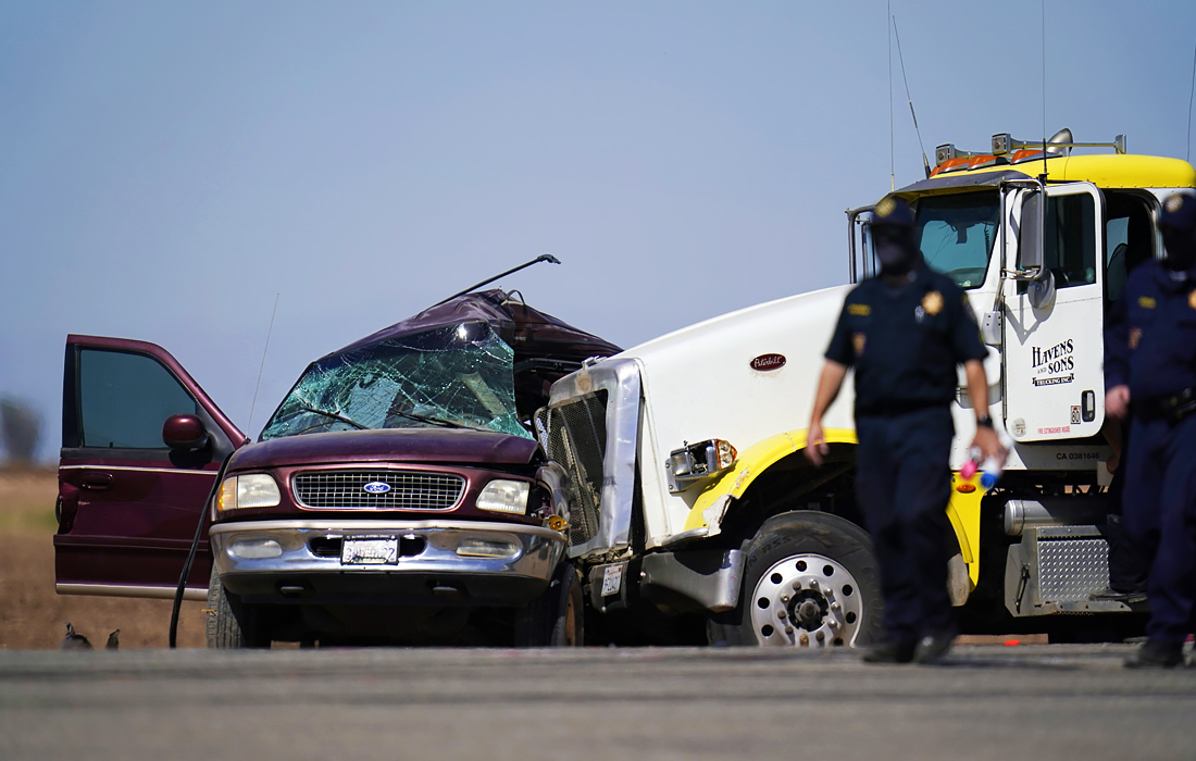 При столкновении внедорожника и грузовика в районе американского города Холтвилл погибли 13 человек, не менее шести пострадали