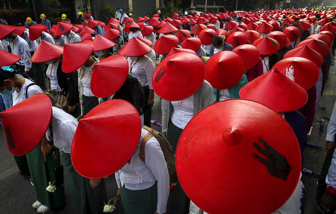 Школьные учителя города Мандалай в Мьянме вышли на акцию против захвата власти в стране военными