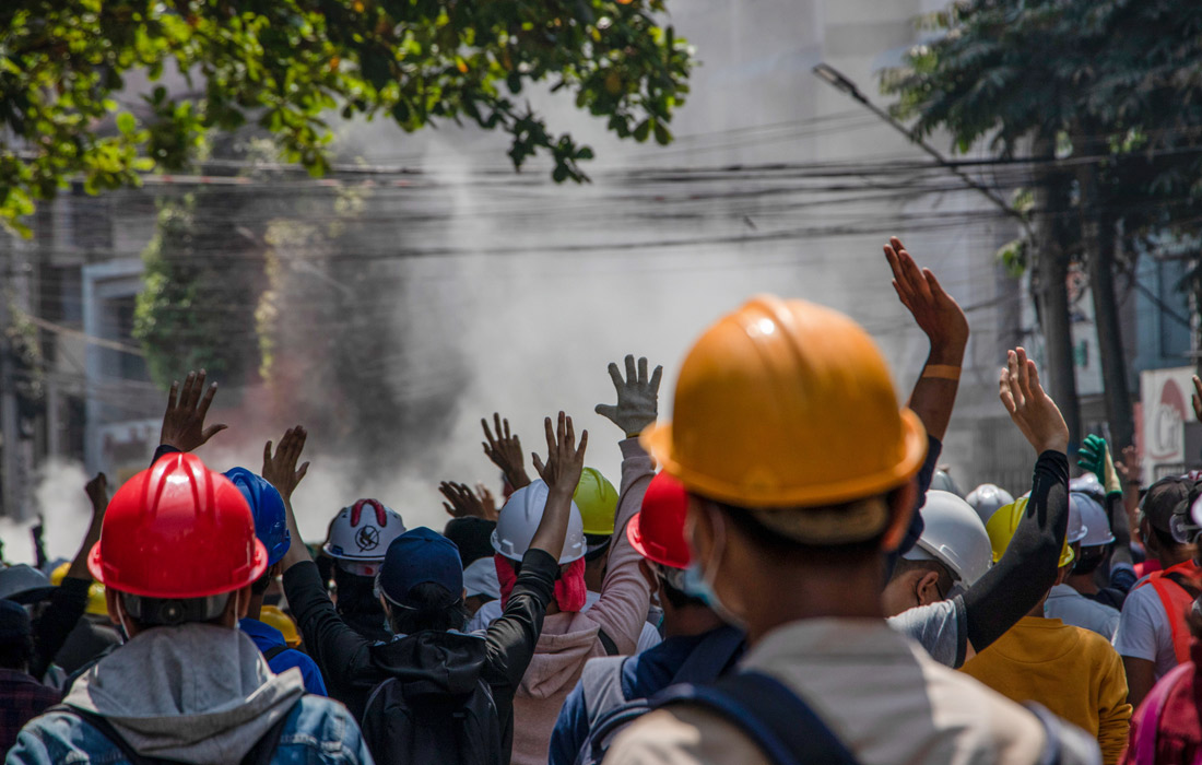 Военные объявили чрезвычайное положение сроком на один год и задержали госсоветника Мьянмы Аун Сан Су Чжи, президента Вин Мьина, а также других высокопоставленных чиновников за "фальсификацию выборов" 8 ноября 2020 года.