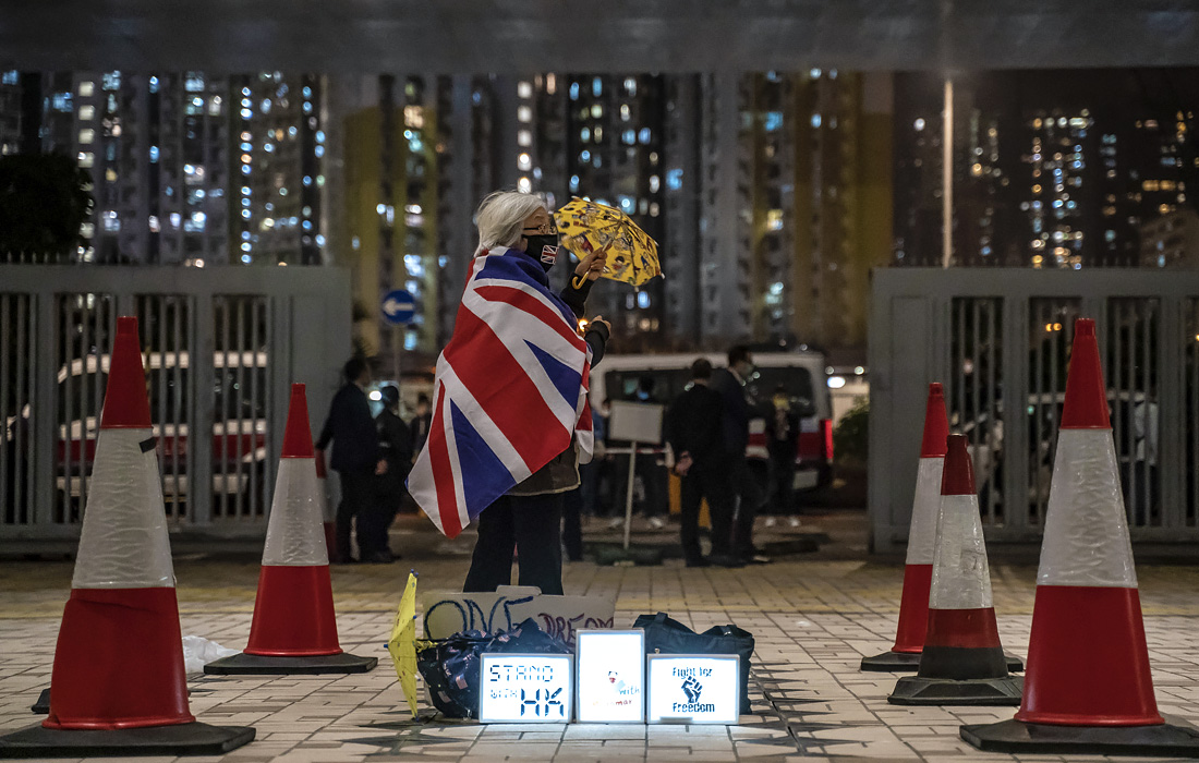 В Гонконге активистка Александра Вонг, известная как бабушка Вонг, стоит с желтым зонтиком перед зданием суда во время четвертого дня слушаний по освобождению под залог 47 активистов оппозиции. Их обвиняют в нарушении закона о национальной безопасности.
