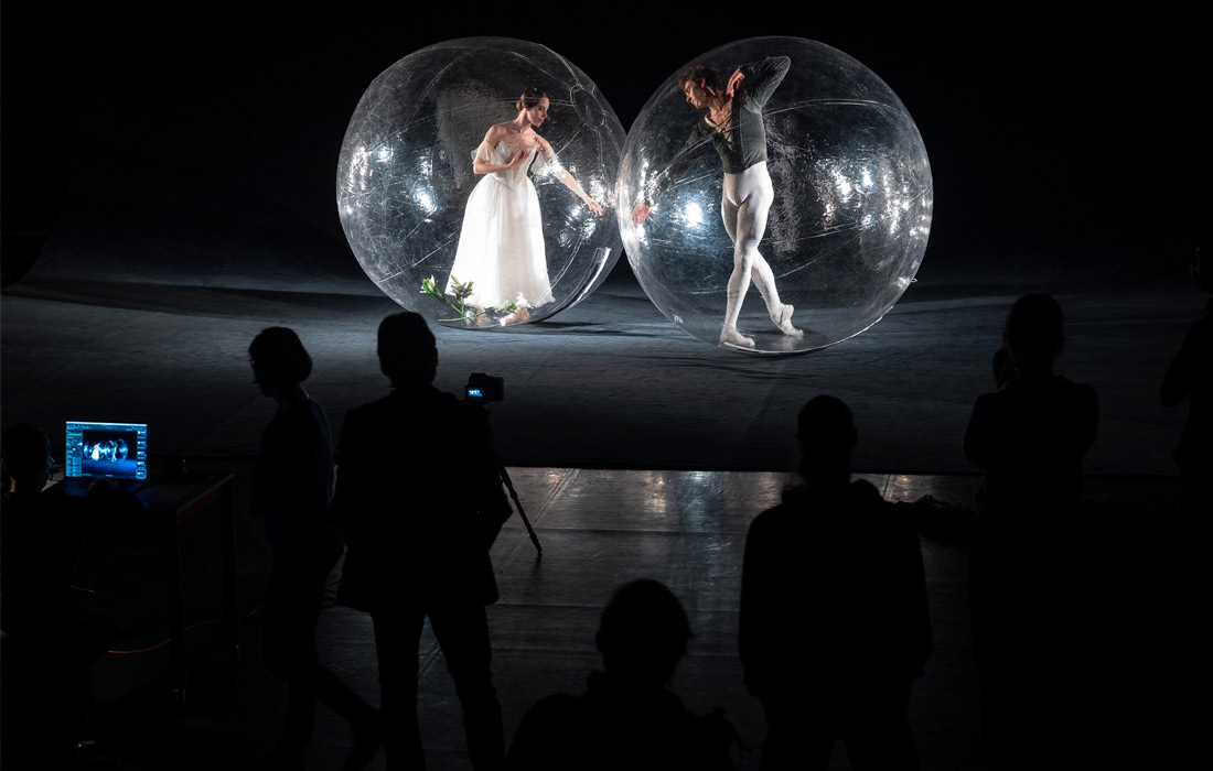 Арт-проект художника Флориана Менерта о социальном дистанцировании с участием артистов Штутгартского балета