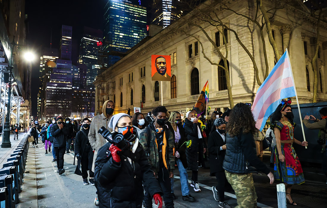 Акция протеста прошла в Нью-Йорке в первый день суда по делу об убийстве Джорджа Флойда