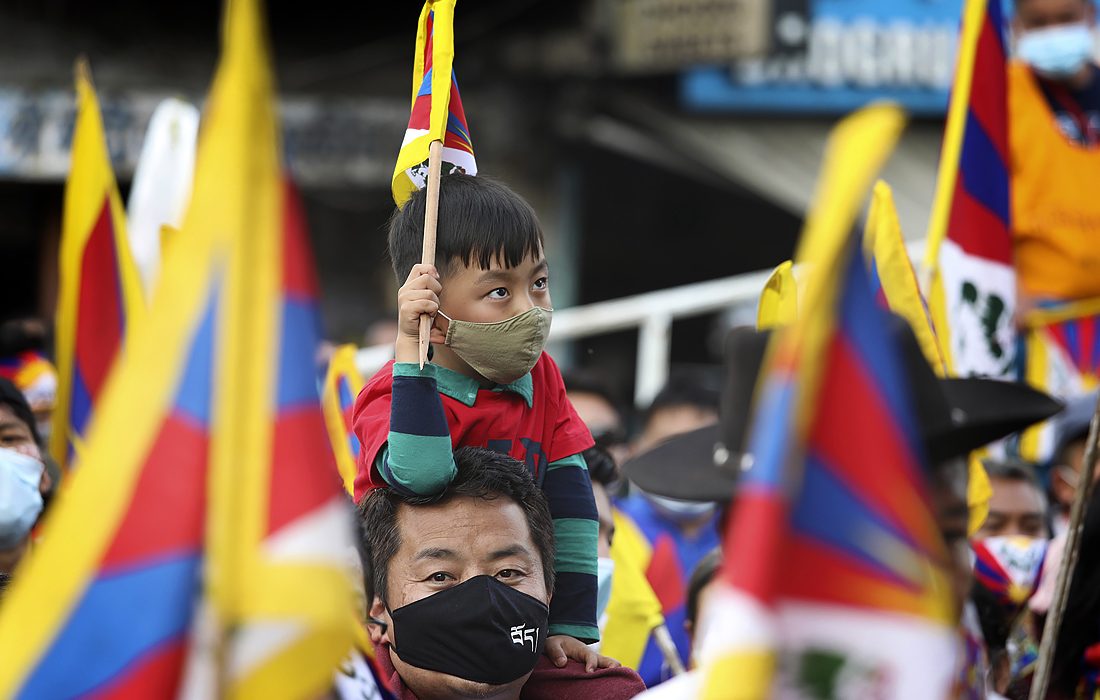 Тибетцы, живущие в изгнании в Индии, участвуют в марше мира в день 62-летия Тибетского восстания в пригороде Маклеод-Ганджа