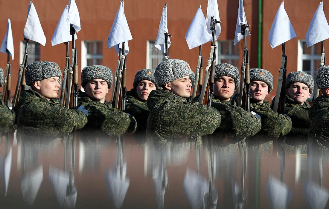 Подготовка военнослужащих Преображенского полка к параду Победы