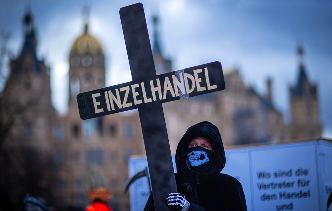 В немецком городе Шверин прошла акция работников торговли и гостиничного бизнеса с требованием снятия жестких коронавирусных ограничений