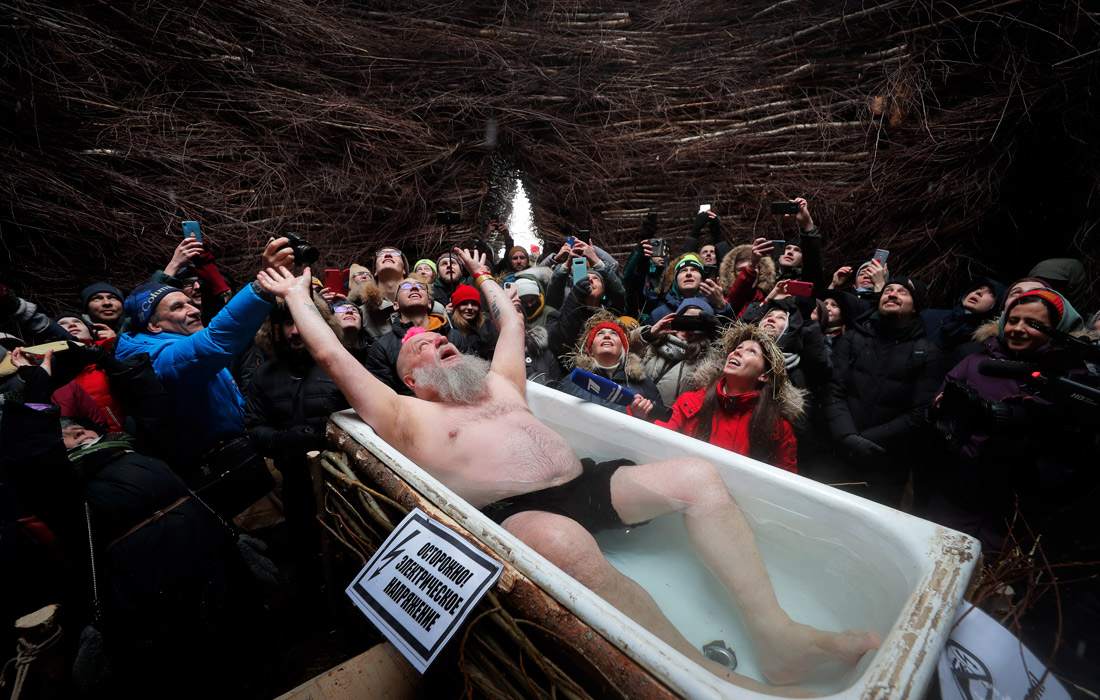 Перфоманс "Великое лежание" на праздновании Масленицы в арт-парке Никола-Ленивце