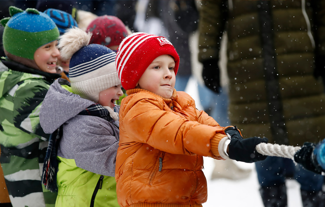 Дети играют в перетягивание каната на Крутицком Патриаршем подворье в Москве