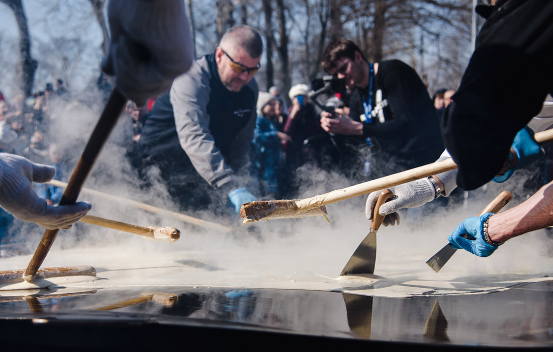 Повара пекут гигантский блин в Южно-Сахалинске