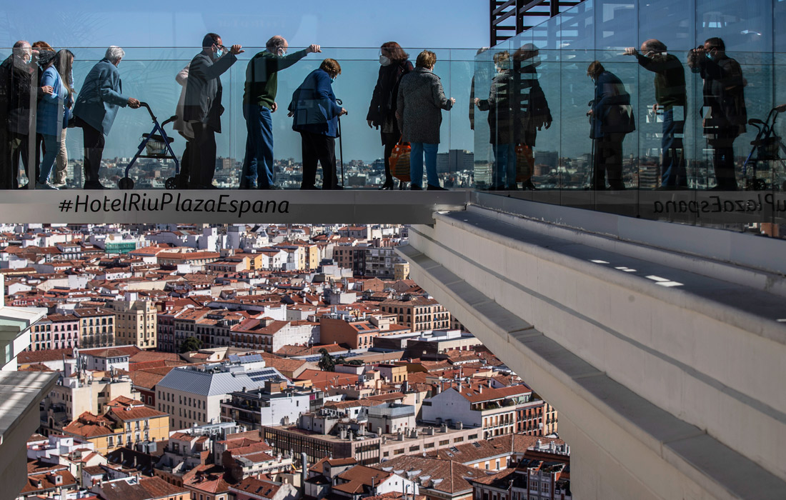 Жители дома престарелых совершают свою первую экскурсию после вакцинации в Мадриде