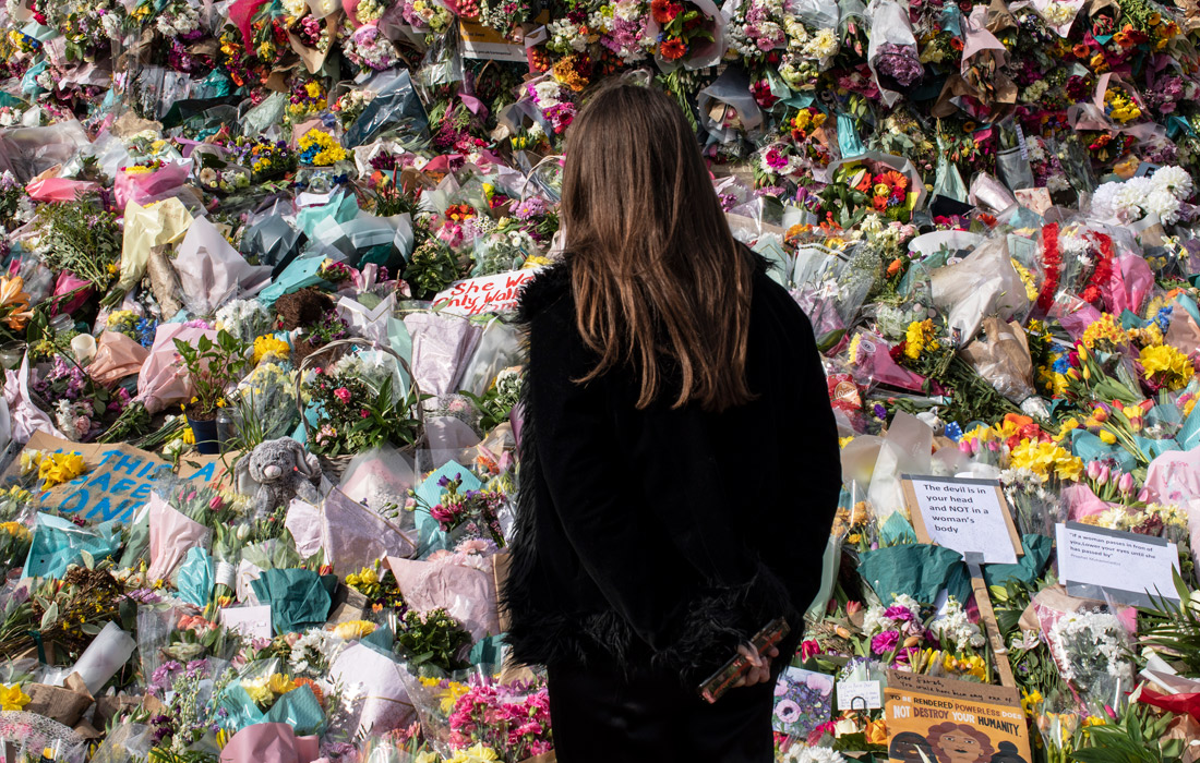 Жители Лондона приносят цветы и открытки в парк Клэпхэм Коммон в память о 33-летней Саре Эверард. По подозрению в ее похищении и убийстве задержан сотрудник лондонской полиции.