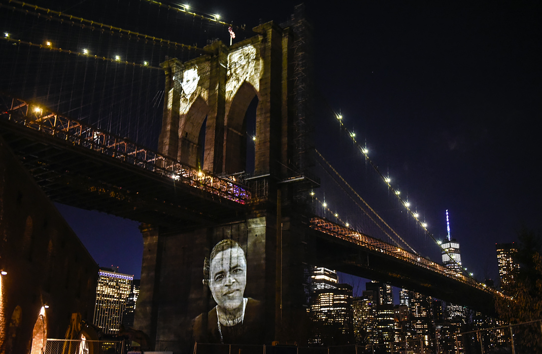 15 марта. Изображения жителей Нью-Йорка, погибших в результате пандемии COVID-19, проецируются на Бруклинский мост в годовщину начала локдауна.