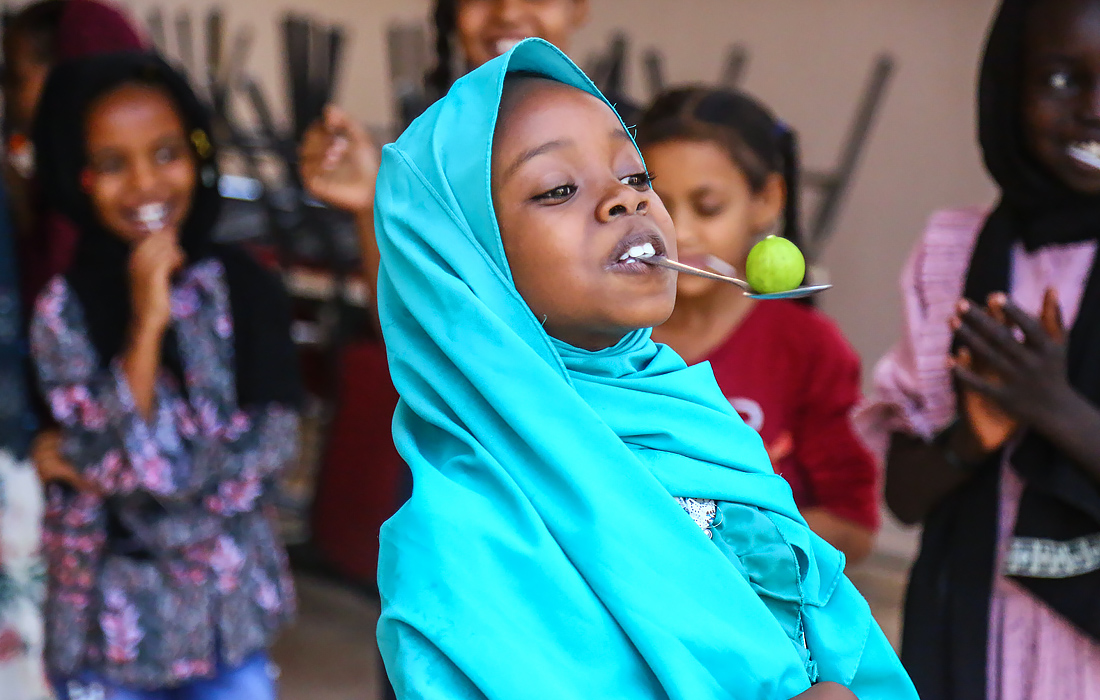 Суданские сироты играют в центре, созданном турецкой ассоциацией гуманитарной помощи, в Хартуме, Судан