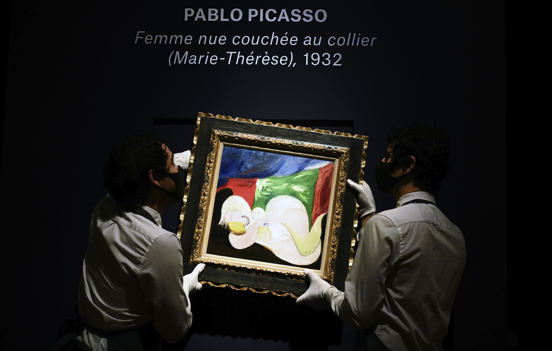 Сотрудники аукционного дома Christie's готовят презентацию картины испанского художника Пабло Пикассо "Лежащая обнаженная в колье" на аукционе Christie's в Лондоне