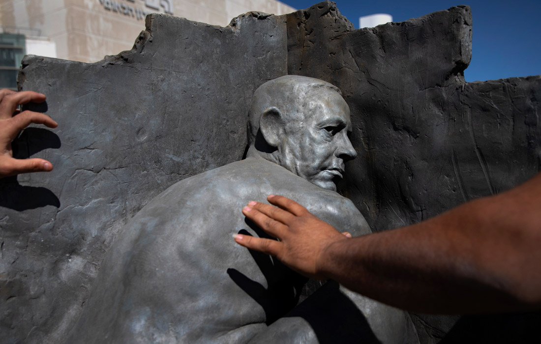 В центре Тель-Авива установили скульптуру, изображающую обнаженного премьер-министра Израиля Биньямина Нетаньяху