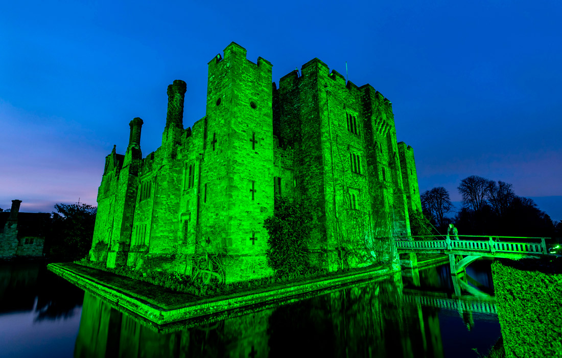 Зеленая подсветка замка Хивер в английском графстве Кент