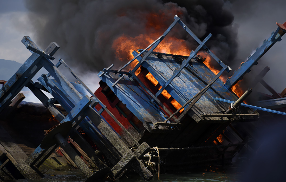 Прокуратура индонезийского Банда-Ачех уничтожила два судна, ходивших под малайзийским флагом, которые ранее были арестованы за незаконный промысел