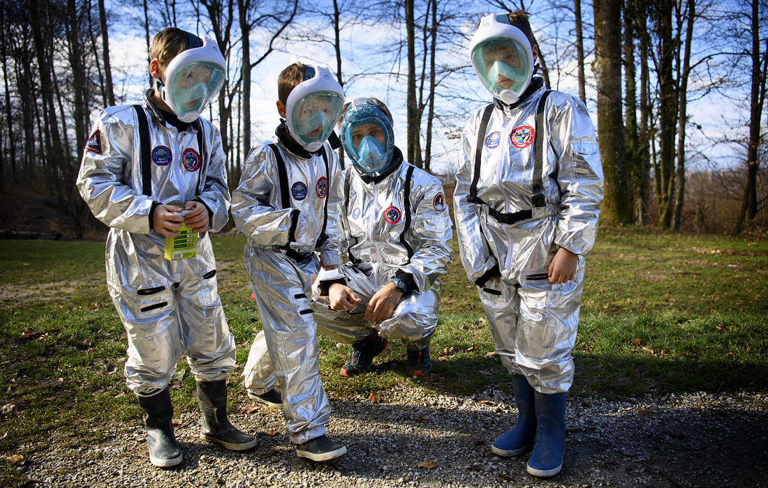 Ученики частной школы Лозанны вместе с учителем проращивают семена в ходе трехдневного эксперимента по симуляции проживания на Марсе