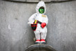 18 марта. Дуэт Covid Boys и и художник Лукас Энгельс украсили самую известную в Брюсселе статую "Писающий мальчик".