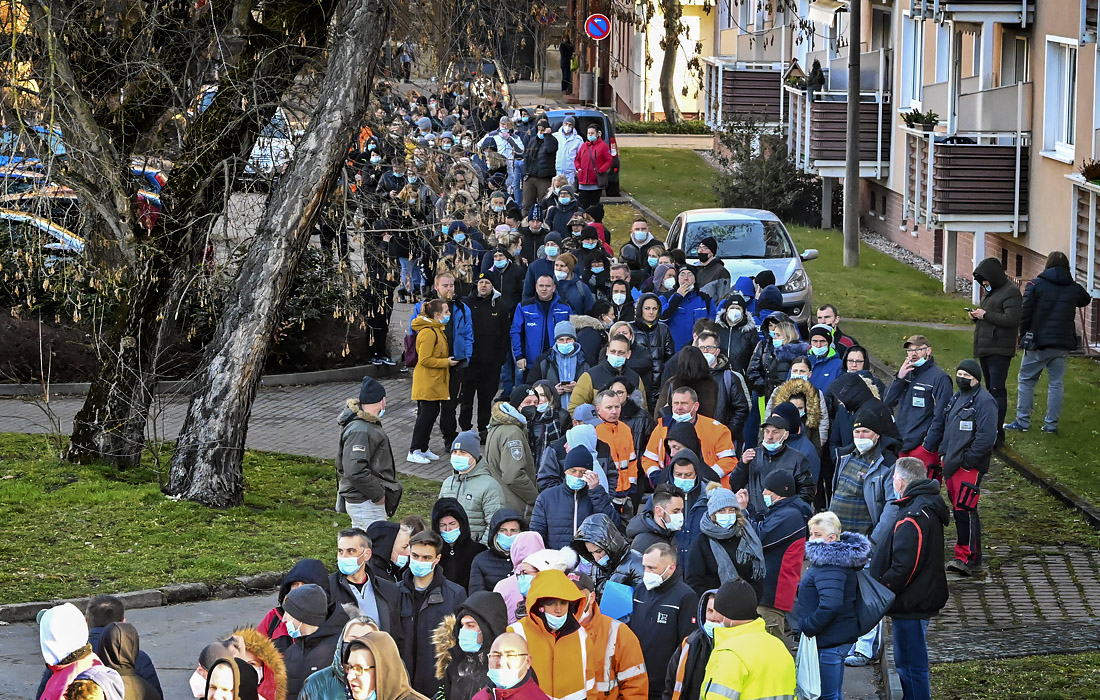 Очередь на пограничном пункте в Германии на проведение экспресс-тестов на COVID-19 для прибывающих из Чехии