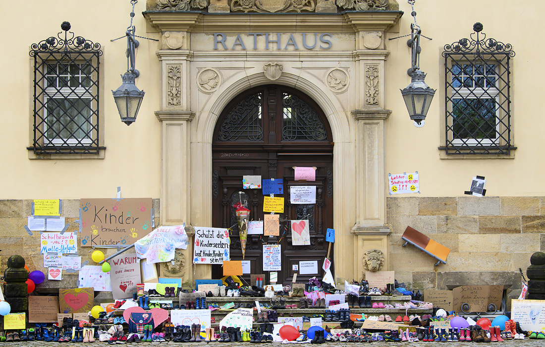 В знак протеста против продления закрытия школ в некоторых районах Саксонии родители скинули детскую обувь перед многочисленными ратушами