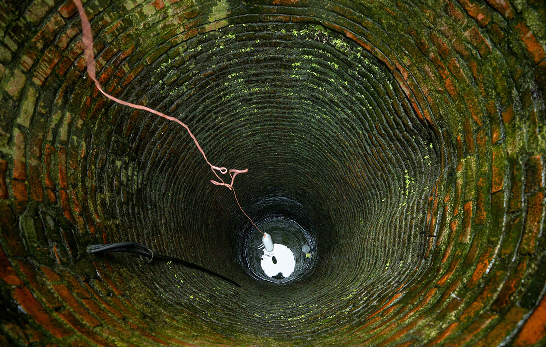 Получение воды в Непале во Всемирный день воды. На фото: традиционный колодец, который является основным источником воды в Бхакатпуре.