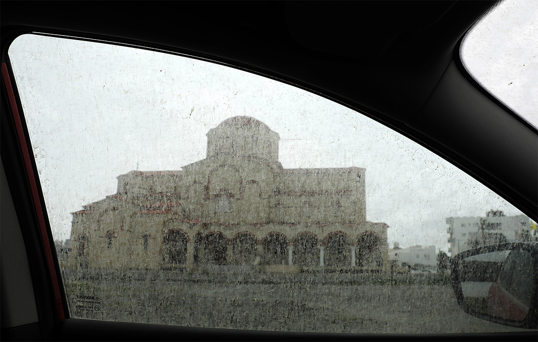 Ветры принесли грязевые дожди из Сахары на Кипр. Никосия покрыта грязью.