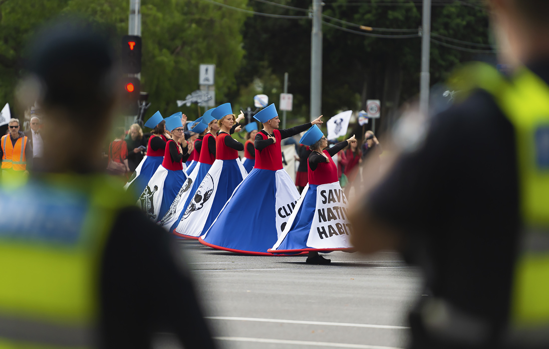 Демонстранты блокируют перекресток во время акции, организованной группой глобального экологического движения Extinction Rebellion в Мельбурне, Австралия