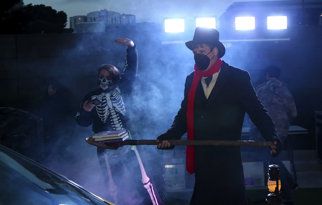 В Лас-Вегасе автор и иллюстратор Джефф Кинни в рамках тура раздает копии своей книги с лопаты, чтобы сохранять социальную дистанцию