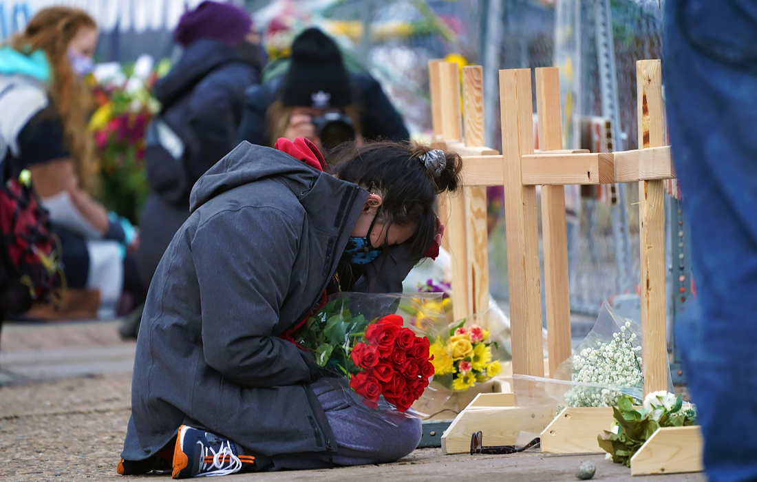 В американском городе Боулдер прошла акция памяти погибших в результате стрельбы в супермаркете, штат Колорадо