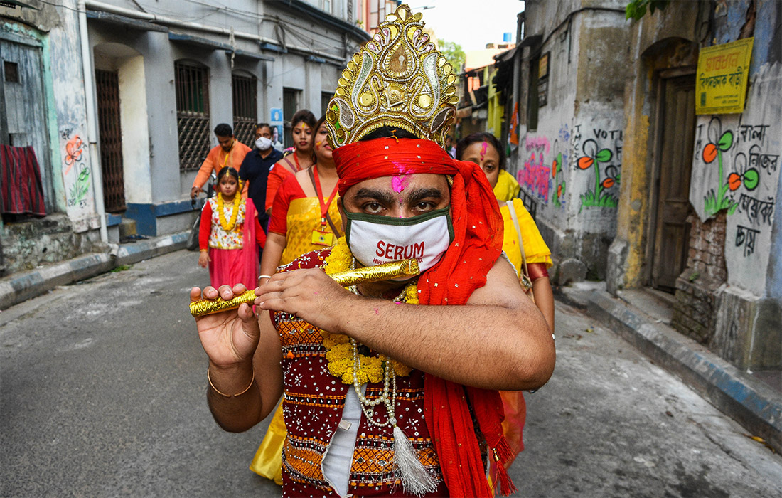 А В Индии проходит фестиваль Холи. Много-много лет назад Шива своим взглядом сжег Каму, бога Любви. С тех пор это замечательное событие отмечается каждый год сожжением ритуального чучела и последующими гуляниями. Во время фестиваля принято обливать друг друга краской, подкрашенной водой или, за неимением другого, даже грязью.