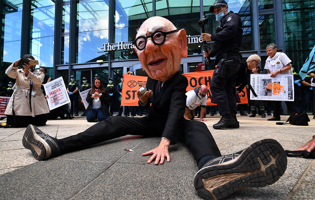 Участники движения Extinction Rebellion устроили акцию протеста против Руперта Мёрдока и его медиахолдинга News Corporation в Мельбурне, Австралия