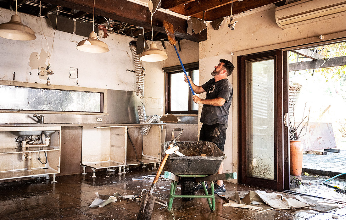 Жители австралийского Виндзора приводят в порядок свои владения после случившегося накануне наводнения