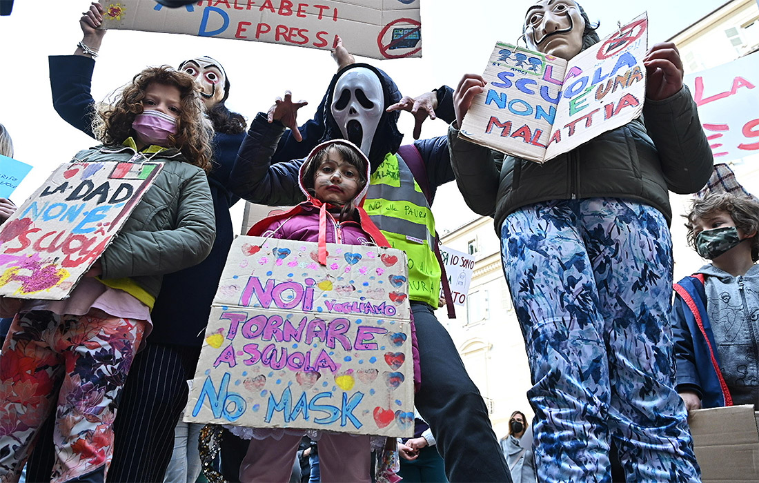 Школьники, родители и учителя в Италии вышли бастовать против обусловленного COVID-19 дистанционного режима обучения