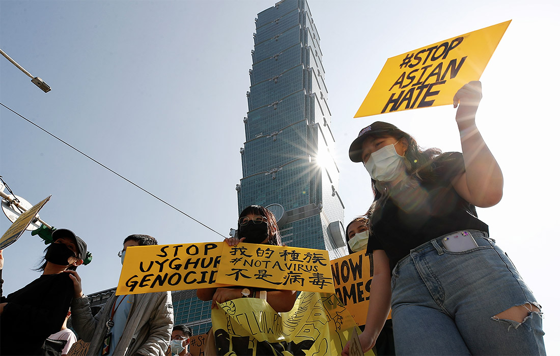 Жители Тайваня вышли на улицы Тайбея на акции против расизма и ксенофобии в отношении азиатов в США