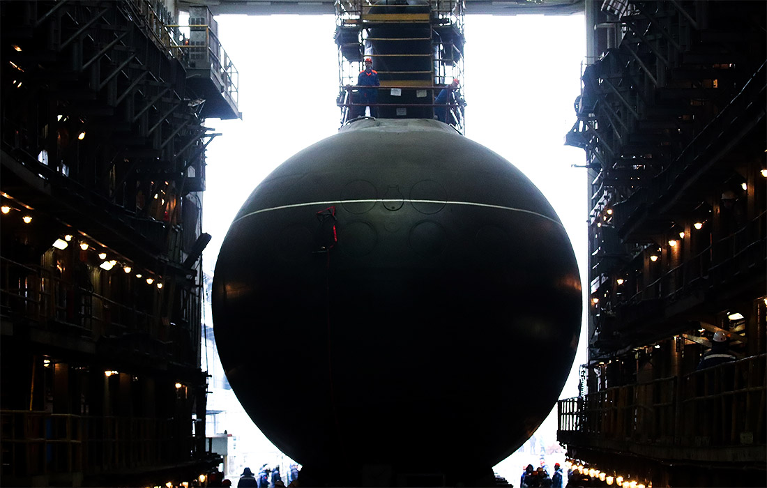 Дизель-электрическая подводная лодка "Магадан" проекта 636.3, построенная для Тихоокеанского флота, спущена на воду на заводе АО "Адмиралтейские верфи"