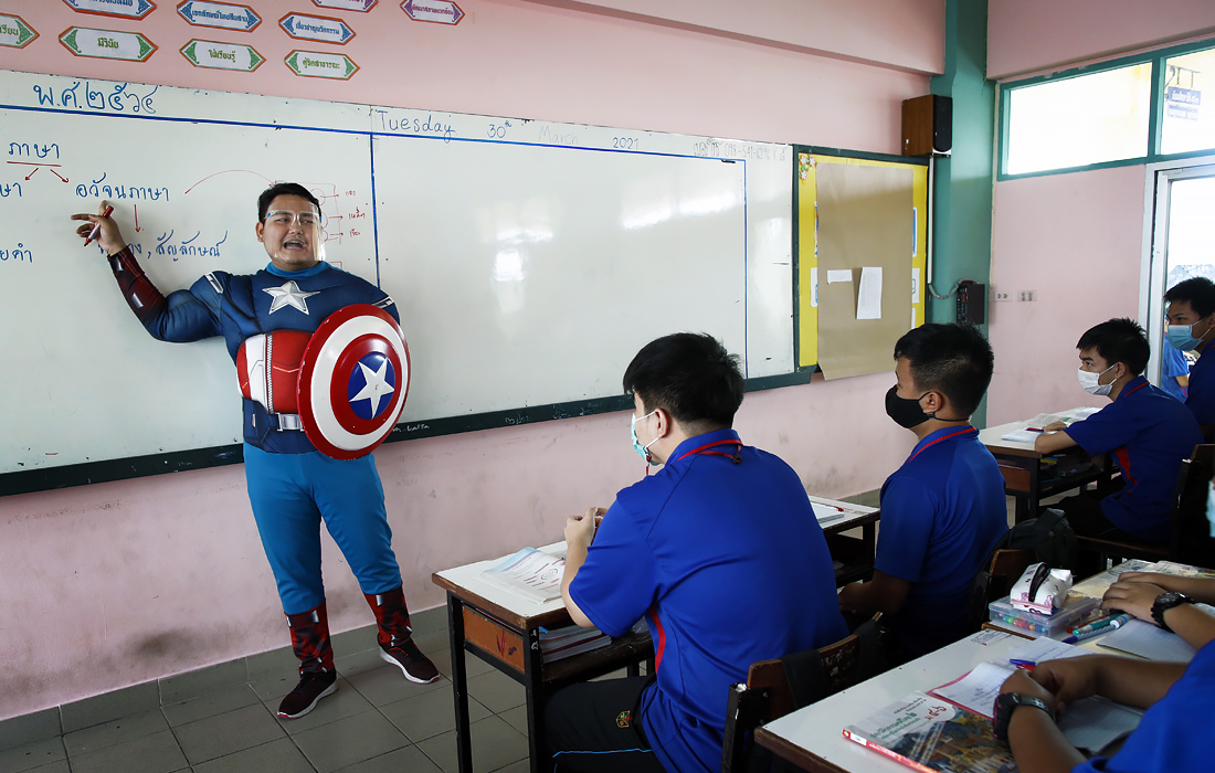 Учителя школы в Бангкоке иногда надевают костюмы персонажей аниме и комиксов на время уроков, собеседований и экзаменов, чтобы разрядить обстановку и вдохновить учеников на более активное вовлечение в учебный процесс