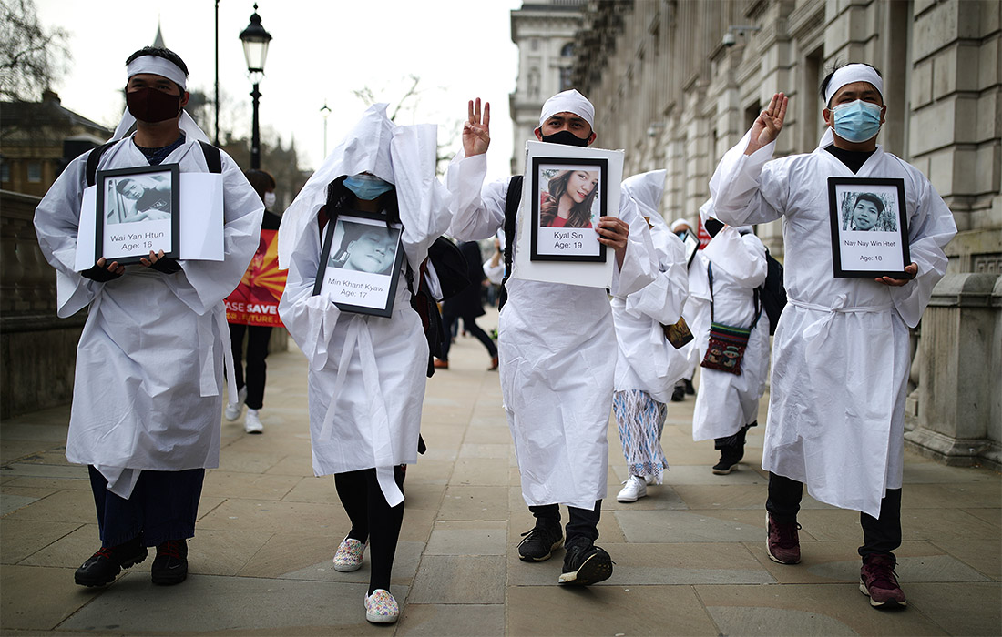 Мьянмские протесты докатились до Лондона: сочувствующие лишенным свободы оппозиционерам устроили акцию в их поддержку в центре столицы Великобритании