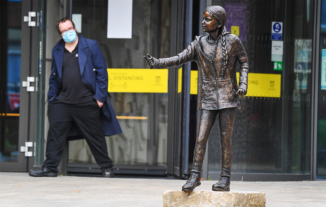 Памятник Грете Тунберг установили у университета в Винчестере, Англия. Студсовет негодует из-за стоимости статуи, которая обошлась в 23,5 тыс. фунтов.