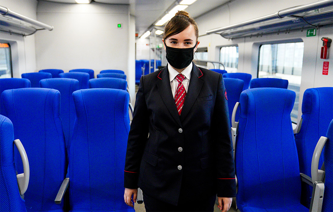 Первая в истории Калининградской магистрали женщина-помощник машиниста Дарина Верхоланцева 30 марта вышла в первый рейс