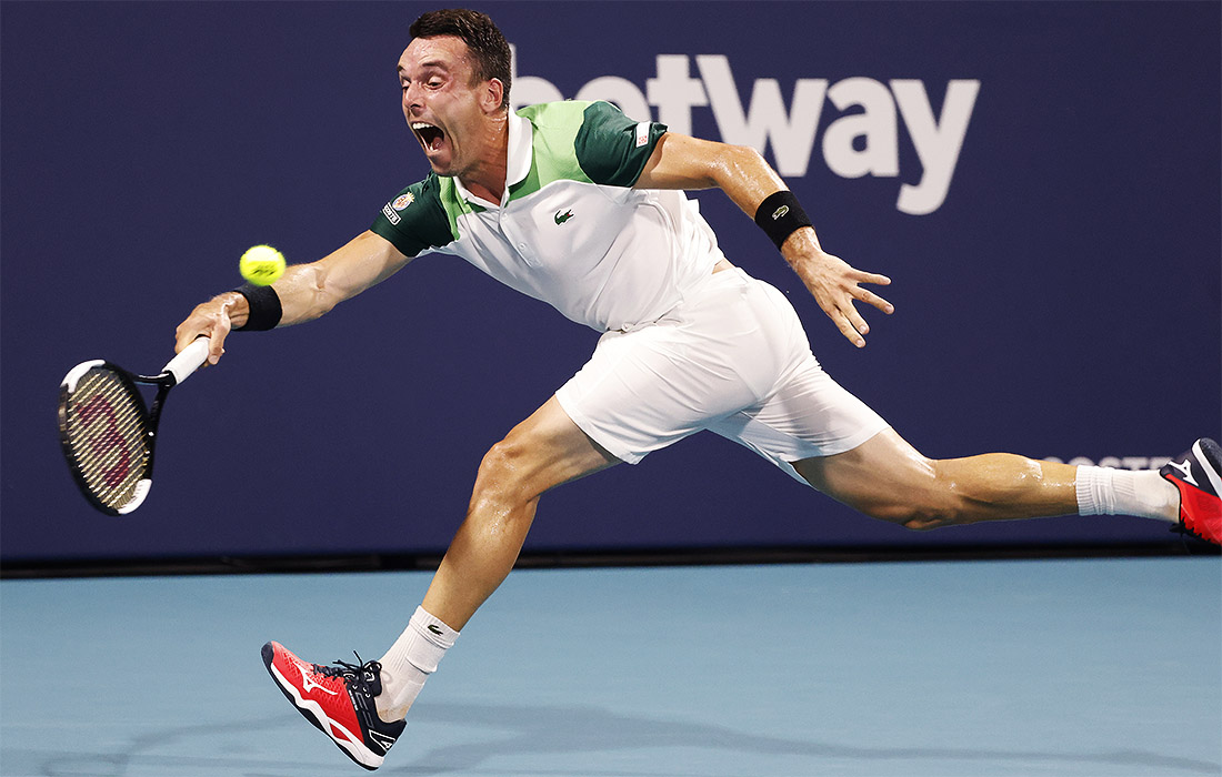 Батиста Агут наорал на мячик во время теннисного поединка с Даниилом Медведевым